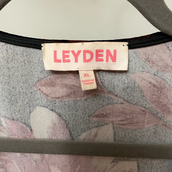 Velvet Floral wrap dress - Picture 3 of 4